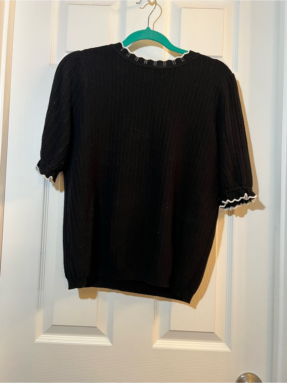 🦋 Ann Taylor Black Short-Sleeve Ribbed Knit Top with White Trim size medium